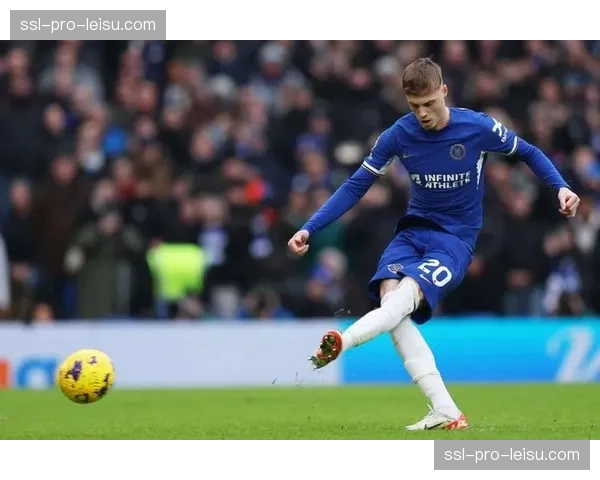 特写:帕尔默任意球直挂死角,斯坦福桥陷入狂欢。 特写:帕尔默任意球直挂死角,斯坦福桥陷入狂欢。