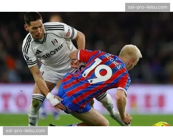 特写：替补奇兵进球后冲向场边，与身患重疾的俱乐部恩师紧紧相拥